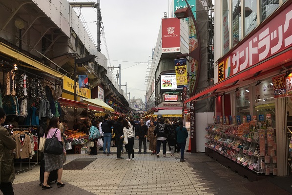 平日のアメ横商店街