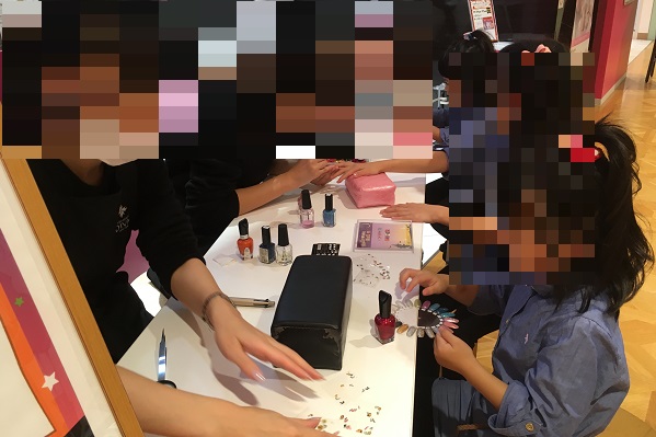 キッズネイル施術中