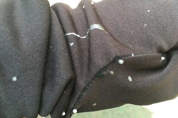 さわれるシャボン玉・黒い服についたカス