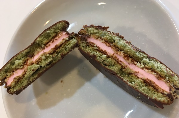 カルディの【スイカチョコパイ】断面図