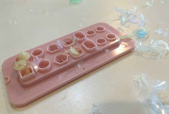 ゆめぷにビーズアーティスト・はみだしたジェルを切り取る