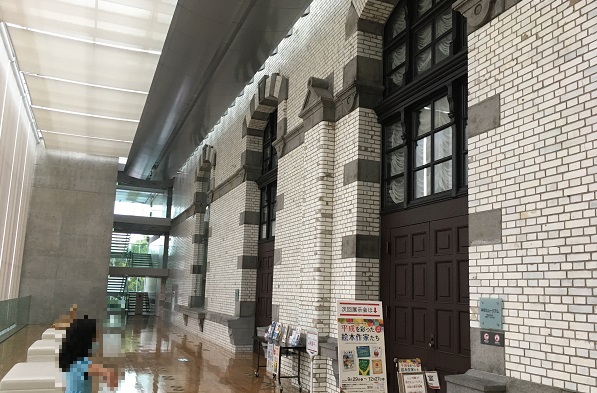 国際子ども図書館・外観の見える廊下