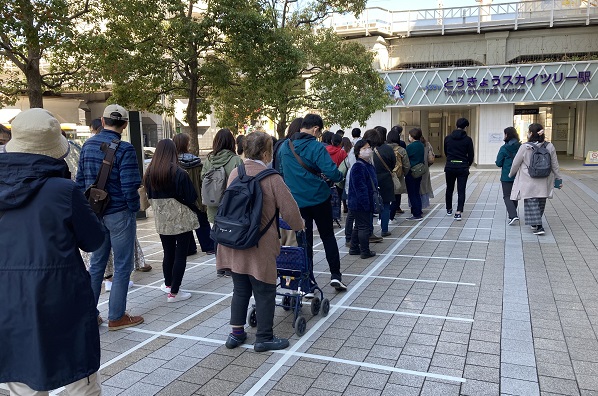 ワークマン女子・駅前待機列